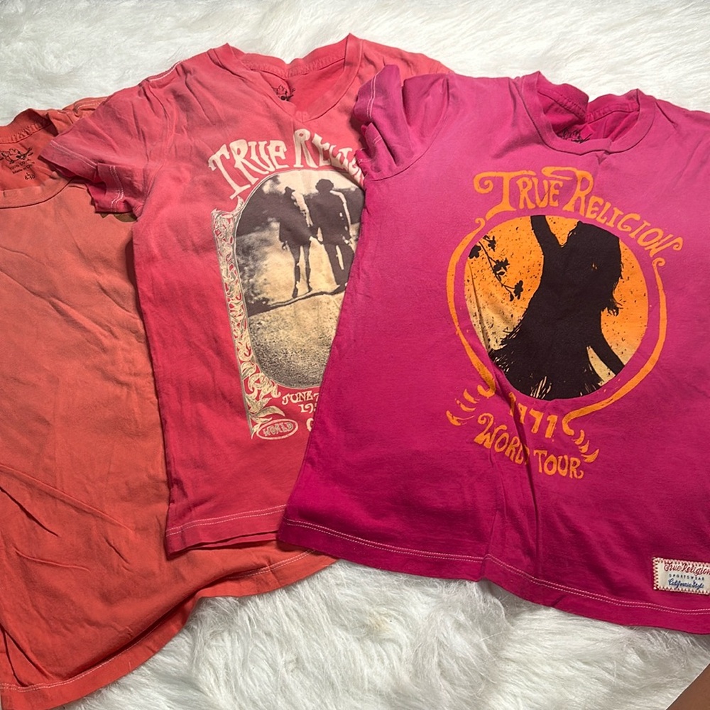 True religion girls tees size 8/10. Excellent condition.